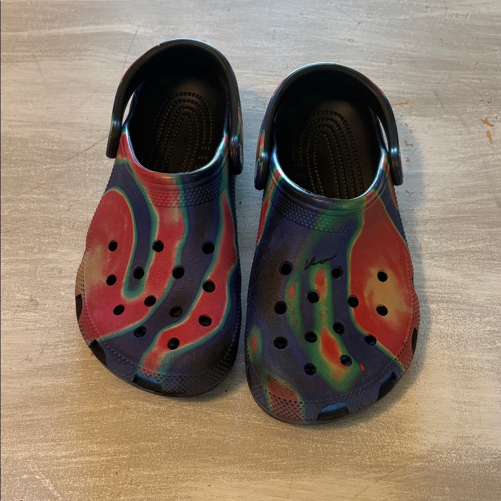 CROCS Kids Tie-Dye Sandals M4/W6. EUC
Smoke free home